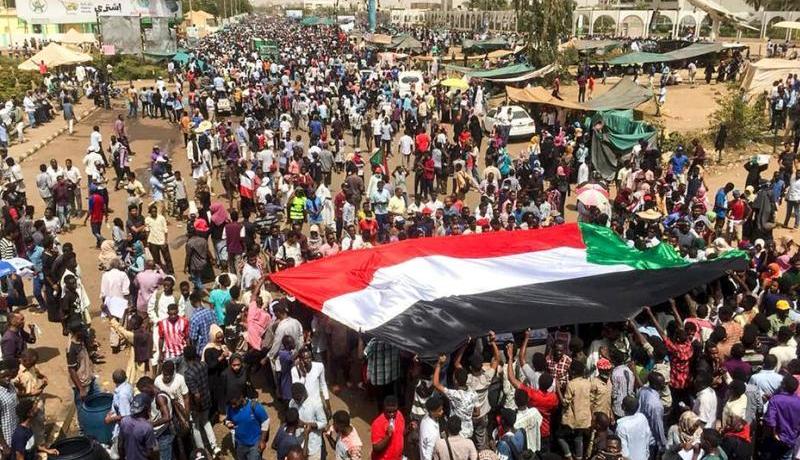 إضراب عام في السودان للتعجيل بتسليم السلطة للمدنيين