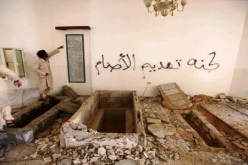 الثوار ‬يدنّسون قبر والدة القذافي‮ ‬ويحرقون عظامها
