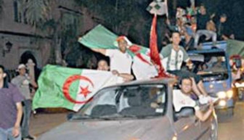 الشارع الجزائري يتقلب على جمر الإشاعات القادمة من زامبيا حول مباراة مصر