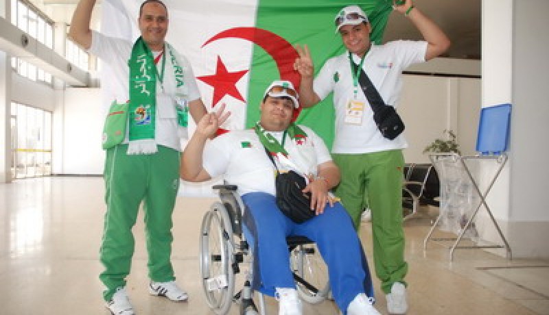 ثلاث سلفيين آنسة ومعاق على كرسي متحرك تنقلوا إلى جـنوب إفريقيا لمســـــاندة محـــــاربـــــي الصحراء