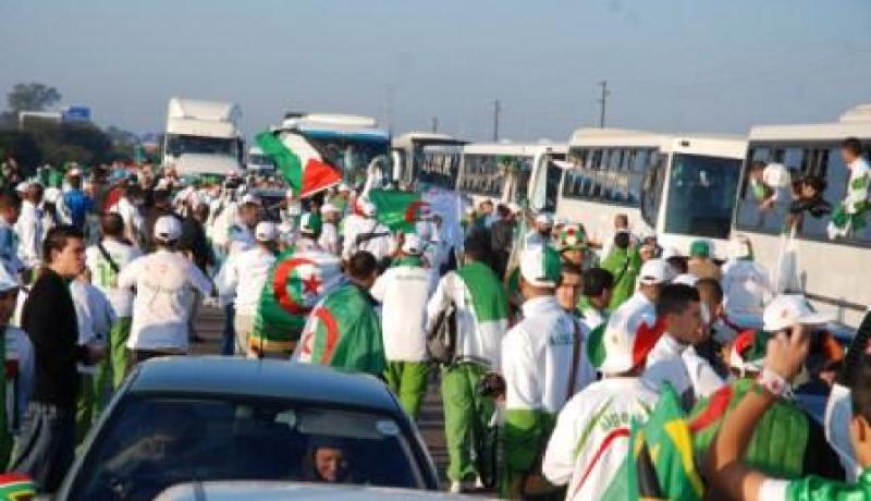 أكثر من ألف مشجع جزائري يغادرون أمس إلى كيب تاون على متن 20 حافلة