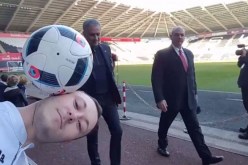 بالفيديو.. مورينيو يُفسد فرحة مشجع