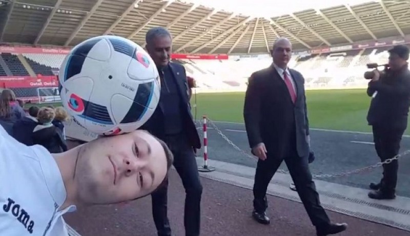 بالفيديو.. مورينيو يُفسد فرحة مشجع