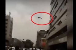 بالفيديو.. لقطات صادمة لانتحار شخص من أعلى عمارة