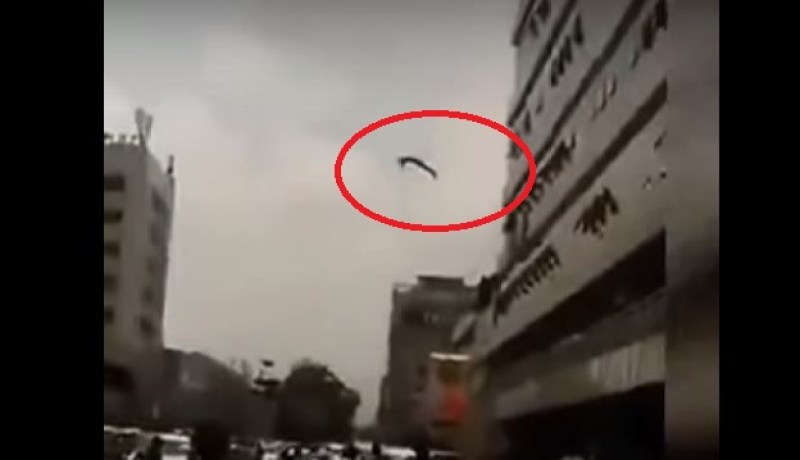 بالفيديو.. لقطات صادمة لانتحار شخص من أعلى عمارة