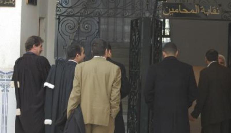 منع المحامين من جلب الزّبائن وإخضاع كل محام يخل بالجلسة للمتابعة
