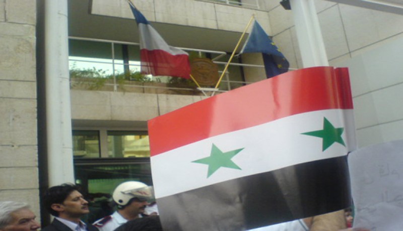 حشد غاضب يهاجم سفارة فرنسا في دمشق