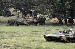 الدبابات السورية تقصف بلدة قرب حمص وإصابة ثلاثة