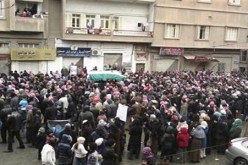أكثر من 30 ألف سوري ينظمون مسيرة ضد الأسد خلال تشييع جنازة 3 شبان