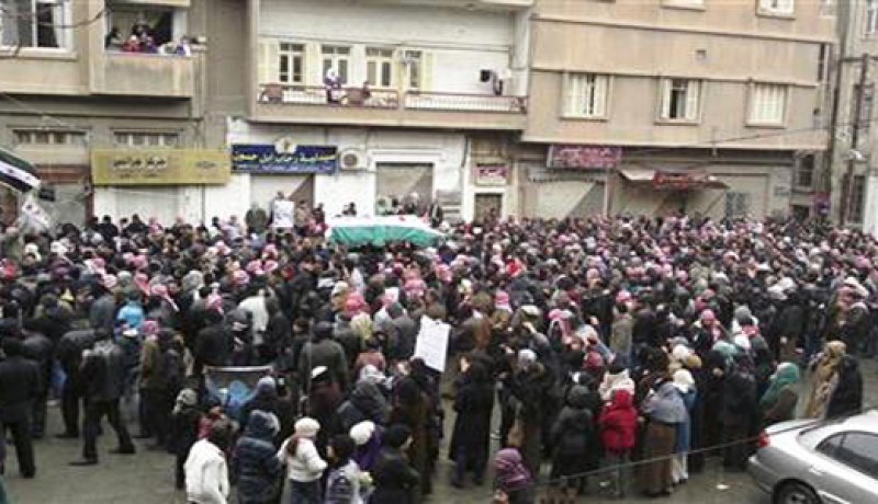 أكثر من 30 ألف سوري ينظمون مسيرة ضد الأسد خلال تشييع جنازة 3 شبان