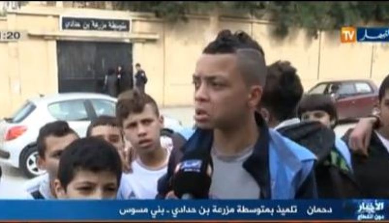 بالفيديو ..تلميذ يعتدي على زميله بآلة حادة داخل متوسطة في العاصمة