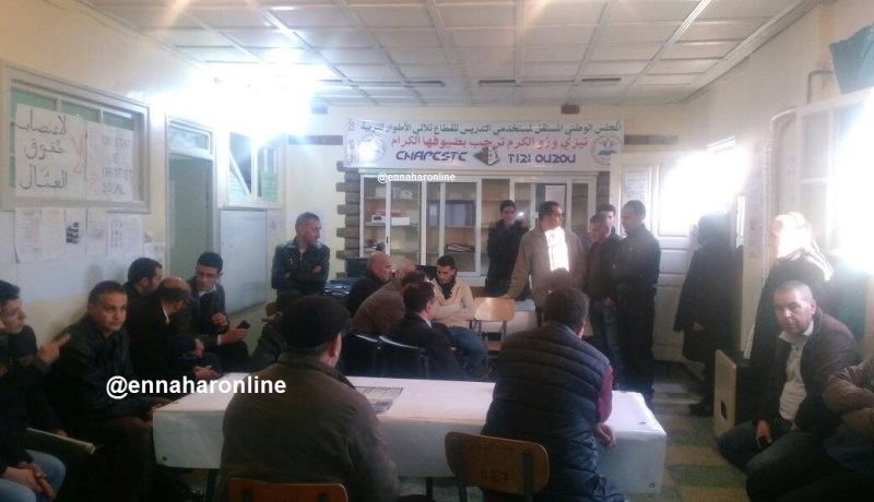 أولياء تلاميذ يحاصرون مكتب “الكناباست” بتيزي وزو ويطالبون بوقف الإضراب