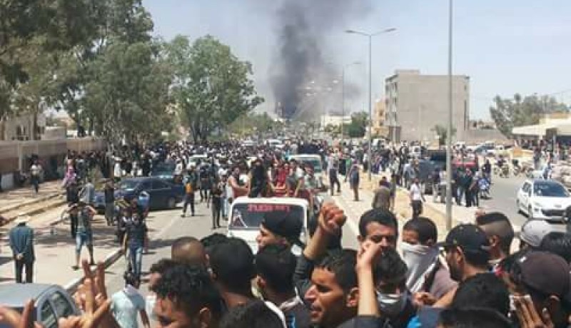 بالفيديو والصور.. إنفجار الوضع في تونس وسقوط قتلى وجرحى