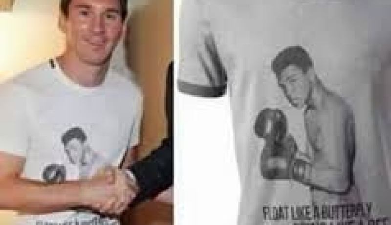 بالصور.. عشق ميسي للأسطورة محمد علي