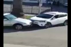 بالفيديو… مشاجرة بين سيدتين تتحول إلى معركة سيارات