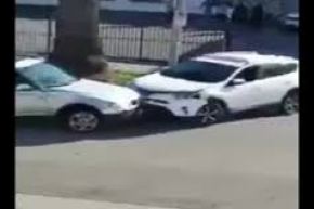 بالفيديو… مشاجرة بين سيدتين تتحول إلى معركة سيارات