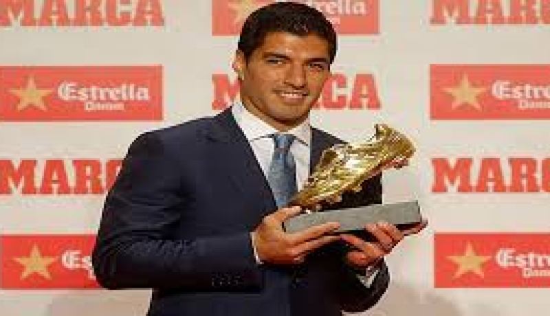 بالصور.. سواريز يتسلّم جائزة الحذاء الذهبي