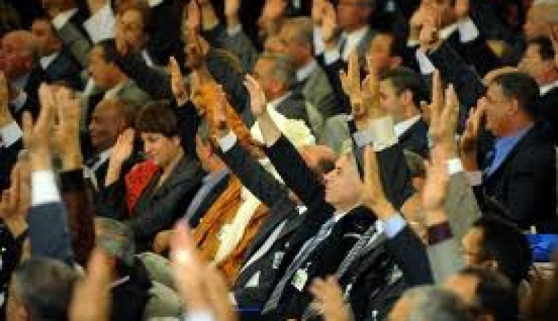 المصادقة بالإجماع على النظام الداخلي لإجراءات سير الدورة غير العادية للبرلمان المخصصة لاستقبال هولاند