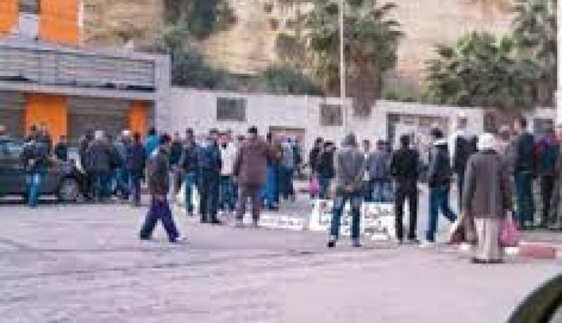 سكان حي طريق سيدي عبد القـــادر بن جبـــار يغلقــون الطريق المزدوج في معسكر