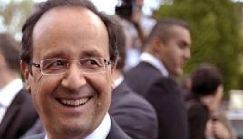 هولاند يحظى باستقبال شعبي بالجزائر العاصمة