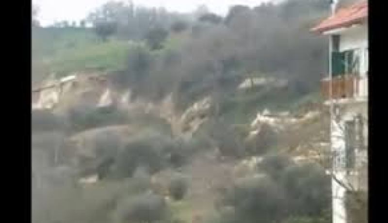 بالفيديو جبل يتحرك من مكانه في ايطاليا سبحان الله