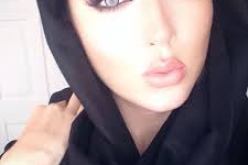 أجمل مسلمة بريطانية تروي حكايتها مع الإسلام