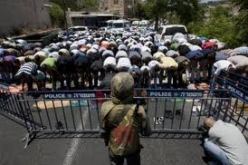القوات الإسرائيلية تعرقل وصول آلاف الفلسطينيين الى القدس ومداخل الاقصى