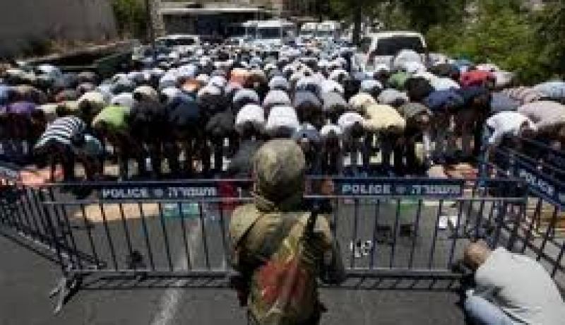القوات الإسرائيلية تعرقل وصول آلاف الفلسطينيين الى القدس ومداخل الاقصى