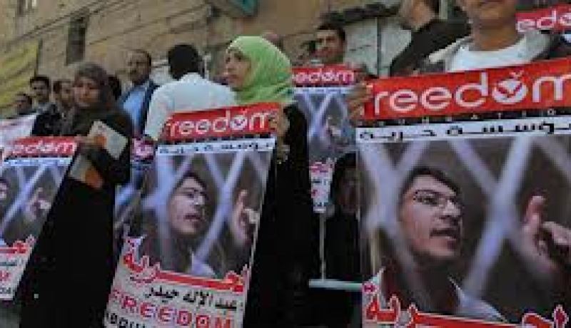 وقفة احتجاجية بصنعاء للمطالبة باطلاق سراح المعتقلين اليمنيين بالسجون الامريكية