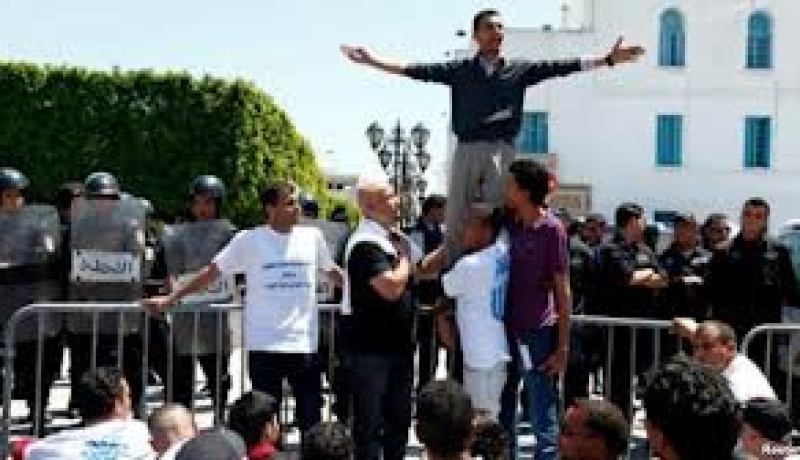 6 جرحى بالاشتباكات في تونس بين الأمن و محتجين