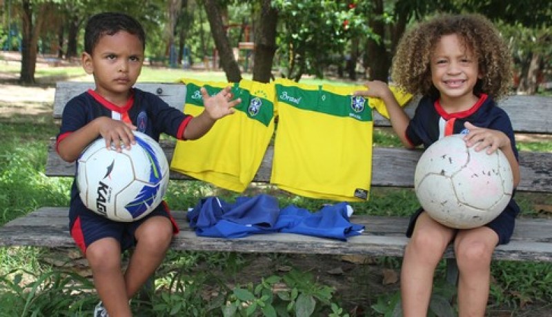 صور لنسخة من ديفيد لويز وتياغو سيلفا في البرازيل