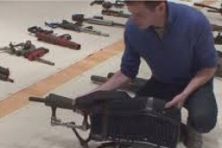 بالفيديو من الولايات المتحدة معرض لأسلحة نارية مصنوعة يدويا من النفايات المعدنية