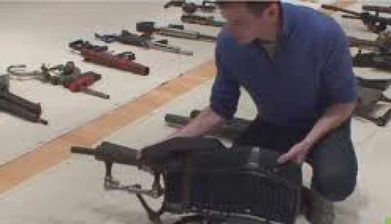بالفيديو من الولايات المتحدة معرض لأسلحة نارية مصنوعة يدويا من النفايات المعدنية