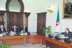 الرئيس بوتفليقة يدعو  الجزائريين الى التحلي بالوعي و التجند من أجل دعم التنمية و الديمقراطية