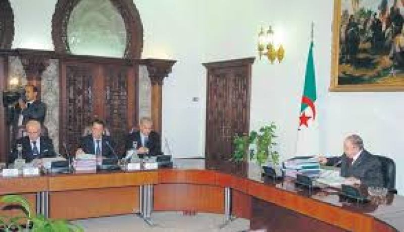 الرئيس بوتفليقة يدعو  الجزائريين الى التحلي بالوعي و التجند من أجل دعم التنمية و الديمقراطية