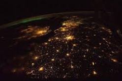 فيديو جميل لكوكب الأرض ليلا تحت أضواء القمر