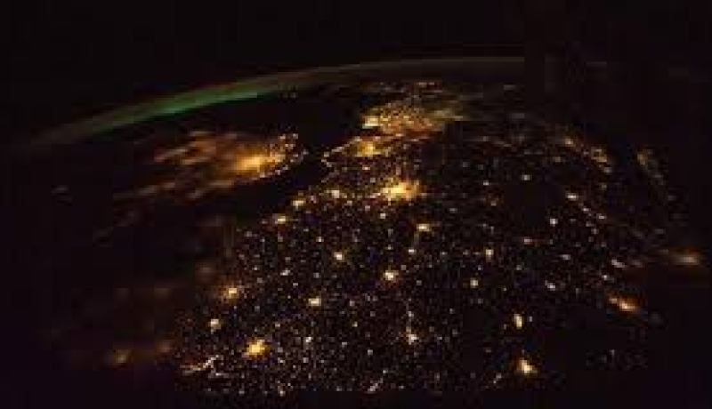 فيديو جميل لكوكب الأرض ليلا تحت أضواء القمر