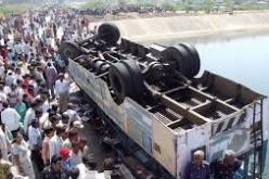 مقتل 10 اشخاص وإصابة 50 آخرين بسقوط حافلة في واد ضيق في الهند