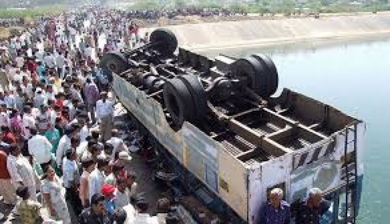 مقتل 10 اشخاص وإصابة 50 آخرين بسقوط حافلة في واد ضيق في الهند