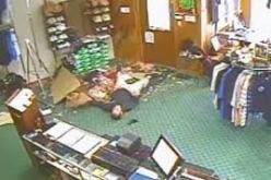 بالفيديو لص يسقط من سقف محل تجاري اثناء محاولته السرقة