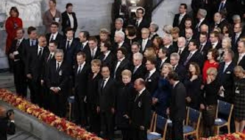 الاتحاد الاوروبي الغارق في ازمة يتسلم رسميا جائزة نوبل للسلام