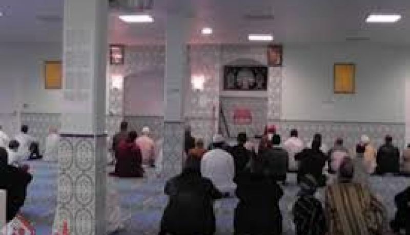 الجالية المسلمة في فرنسا تستنكر تدنيس مسجد بمنطقة لي فوج