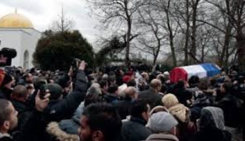 هولاند يؤكد ان فرنسا لن ترضخ للارهاب وذلك خلال تأبين الشرطيين القتلى