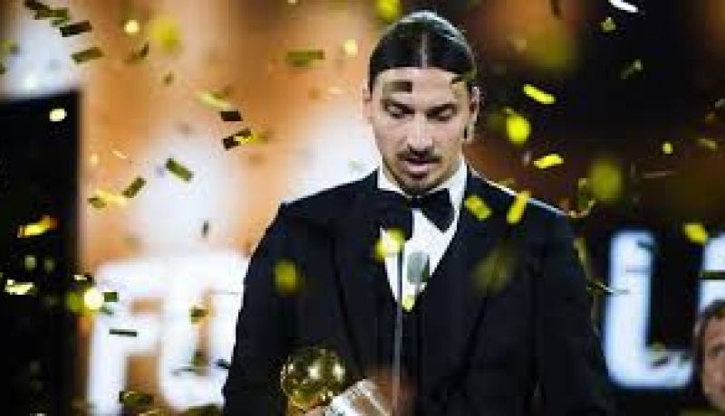 إبرا يبكي شقيقه في حفل الكرة الذهبية