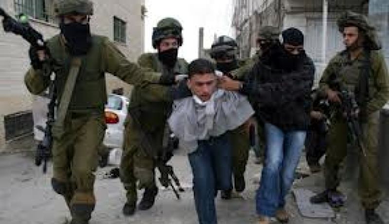 قوات الاحتلال الإسرائيلي تعتقل ثلاثة فلسطينيين من قرية بيت عوا جنوب الخليل
