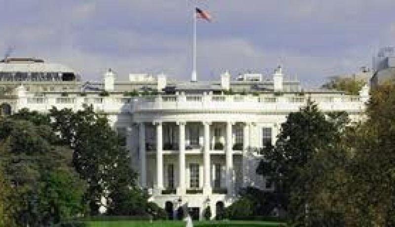 متظاهرون يحتشدون أمام البيت الأبيض للمطالبة بفرض ضوابط على حيازة الأسلحة