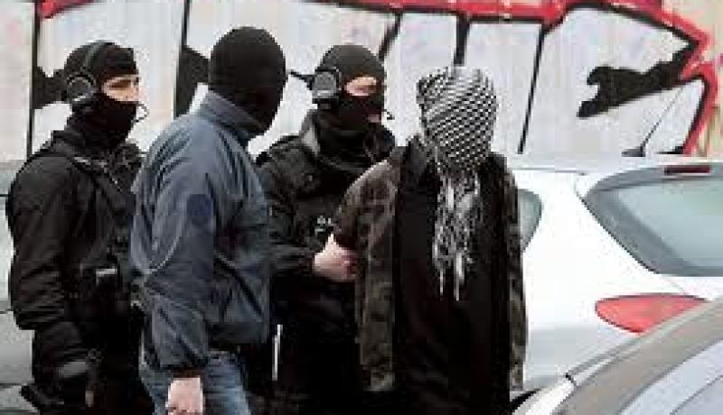 فرنسا: محاكمة عشرة اشخاص بتهمة تمويل مجموعة مرتبطة بالقاعدة