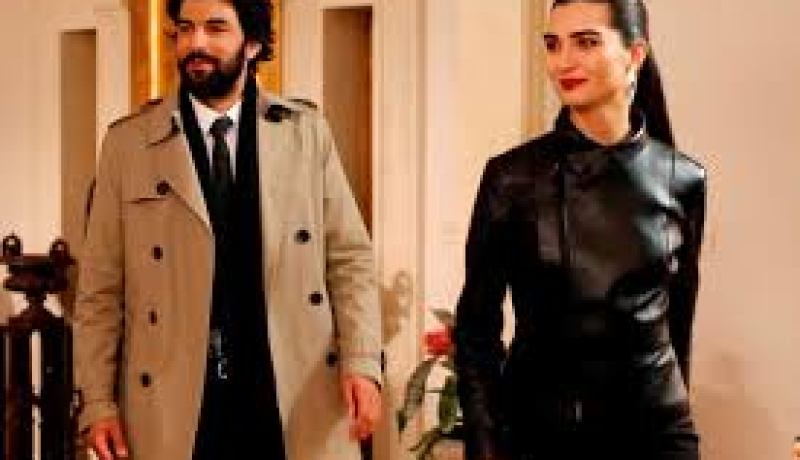 توبا بيوكستون وأنجين أكيورك يلتقيان في العشق الأسود