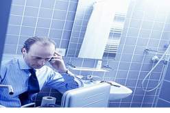 3 أرباع البريطانيين يستخدمون الهواتف المحمولة في دورات المياه