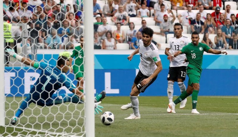 السعودية تتجاوز “الفراعنة” وتهدي العرب أول فوز في المونديال
